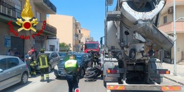 Scontro tra moto, auto e betoniera ad Alghero: tre feriti