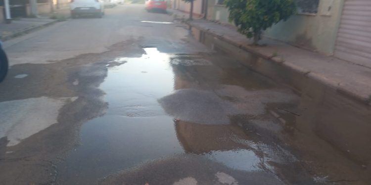 Assemini, perdita d’acqua in via Sonnino: “Va avanti così da oltre un mese”