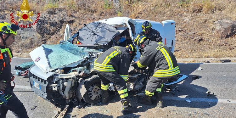 Scontro tra due autocarri a Orosei: persone ferite gravemente