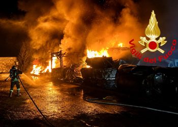 Paura nella notte a Sestu, fuoco in un’azienda di autodemolizioni