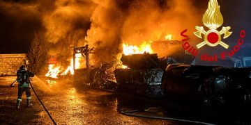 Paura nella notte a Sestu, fuoco in un’azienda di autodemolizioni