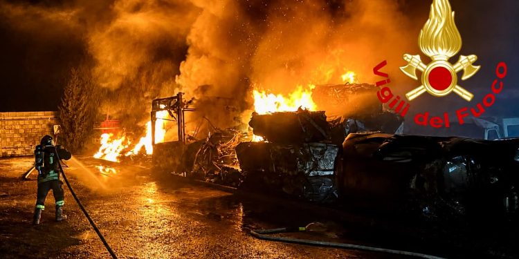 Paura nella notte a Sestu, fuoco in un’azienda di autodemolizioni