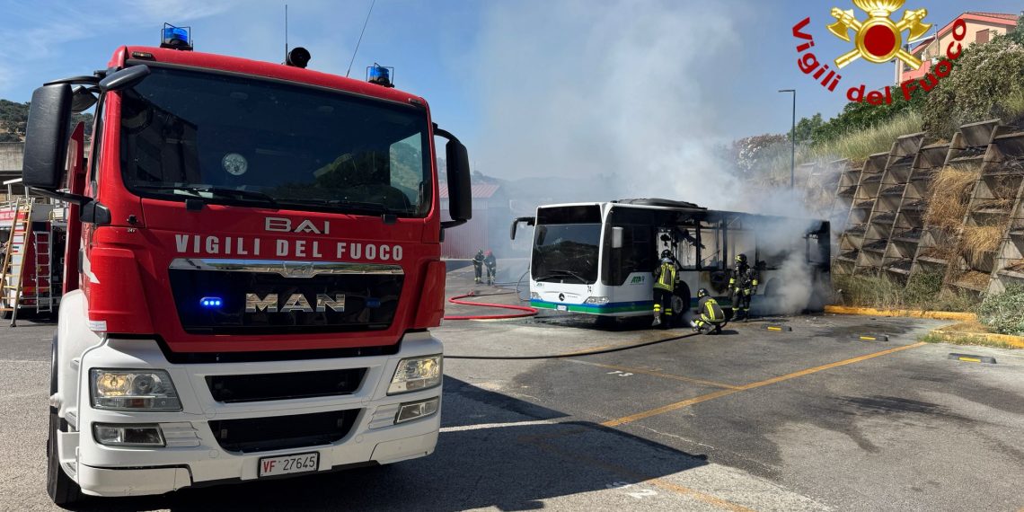 Paura a Nuoro, prende fuoco un pullman nel deposito dell’Atp