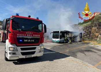 Paura a Nuoro, prende fuoco un pullman nel deposito dell’Atp