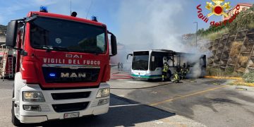 Paura a Nuoro, prende fuoco un pullman nel deposito dell’Atp