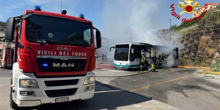 Paura a Nuoro, prende fuoco un pullman nel deposito dell’Atp