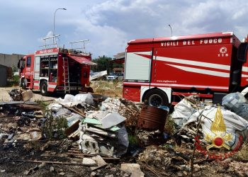 Sanluri, incendio in un deposito edile nella zona industriale