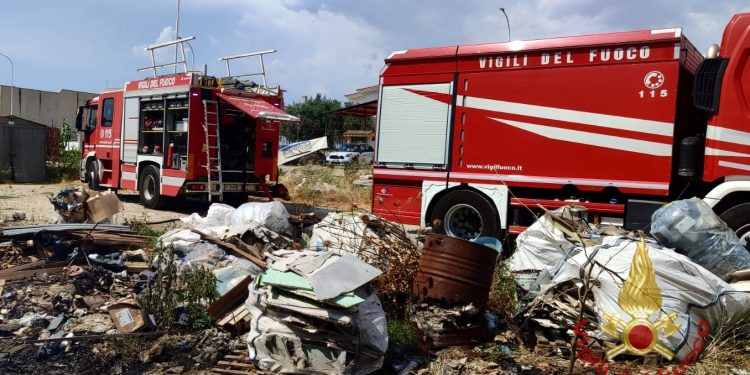 Sanluri, incendio in un deposito edile nella zona industriale