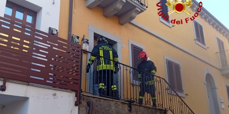 Paura ad Arzachena, in fiamme abitazione in centro