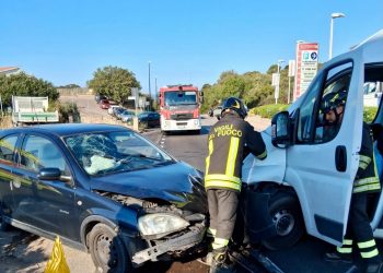 Frontale tra due auto ad Arzachena: estratto un uomo dalle lamiere