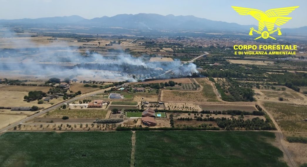 Fiamme a San Gavino e Pabillonis: in azione gli elicotteri della Forestale