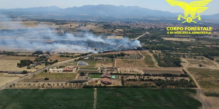 Fiamme a San Gavino e Pabillonis: in azione gli elicotteri della Forestale