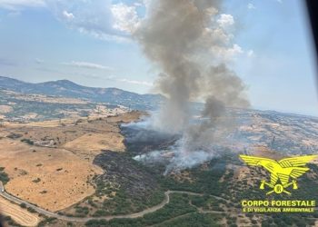 Vasto incendio a Nulvi, in azione due elicotteri del Corpo Forestale
