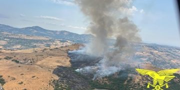 Vasto incendio a Nulvi, in azione due elicotteri del Corpo Forestale