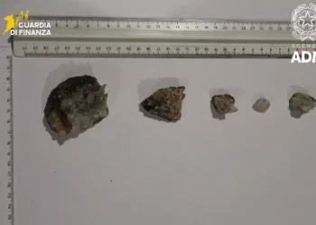 Stalattiti in valigia, turista austriaco fermato all’aeroporto di Cagliari