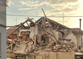 Una palazzina crolla dopo un’esplosione nel Fermano, un morto e due feriti