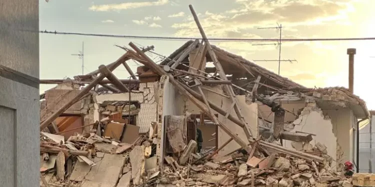 Una palazzina crolla dopo un’esplosione nel Fermano, un morto e due feriti