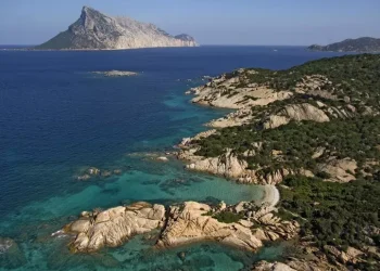 Resort di lusso davanti Tavolara, l’1 luglio presidio a Cala Finanza
