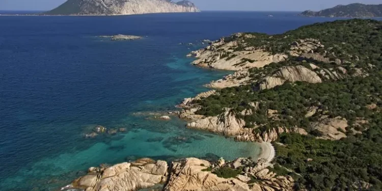 Resort di lusso davanti Tavolara, l’1 luglio presidio a Cala Finanza