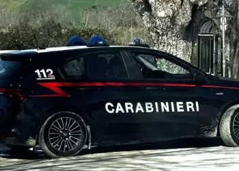 Minacciano un assicuratore e gli incendiano il portoncino dell’agenzia, denunciati