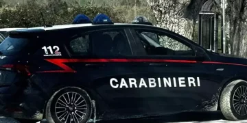 Minacciano un assicuratore e gli incendiano il portoncino dell’agenzia, denunciati