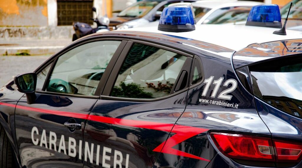 Auto finisce fuori strada e si ribalta più volte: tre morti