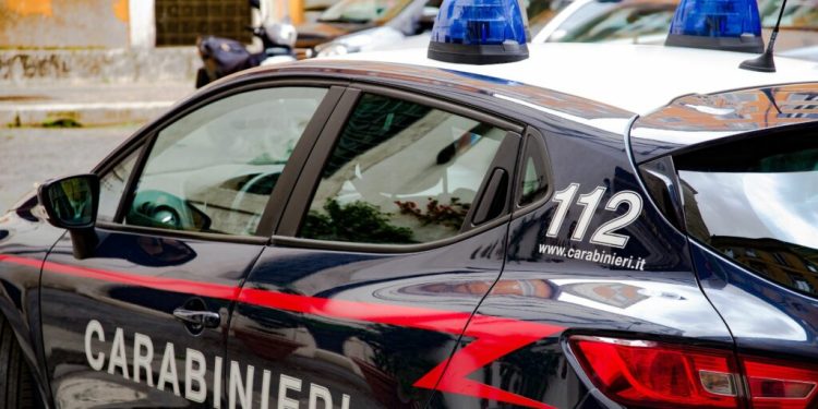 Auto finisce fuori strada e si ribalta più volte: tre morti