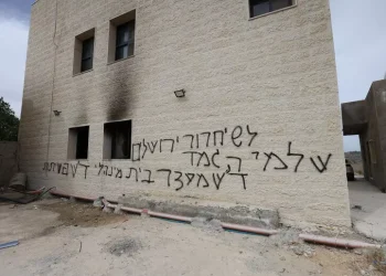 Coloni israeliani danno fuoco a due moschee a nord di Ramallah