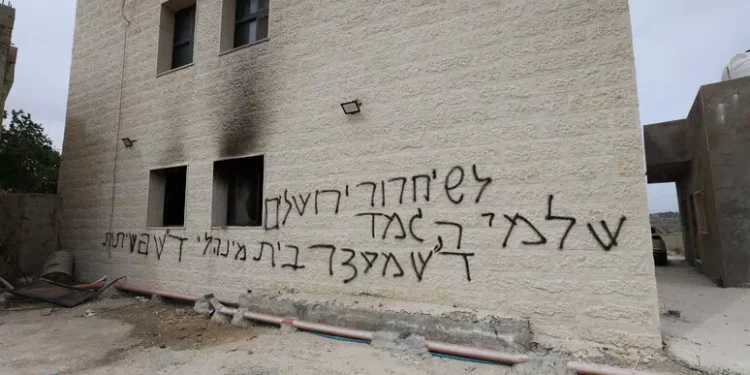 Coloni israeliani danno fuoco a due moschee a nord di Ramallah