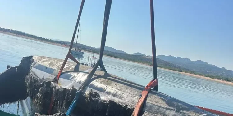 Trimarano in fiamme, recuperato il relitto sul fondale di Porto Liscia
