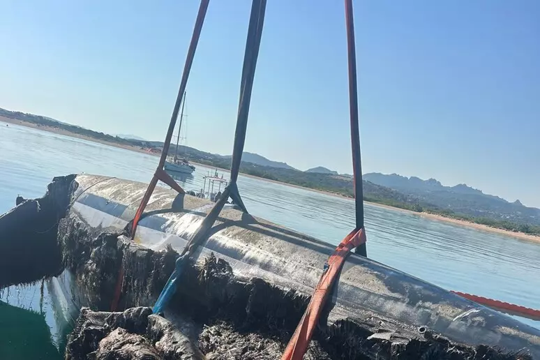 Trimarano in fiamme, recuperato il relitto sul fondale di Porto Liscia