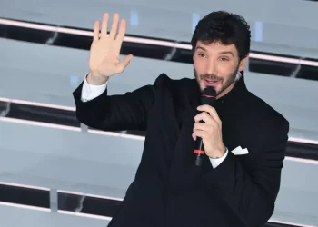 De Martino annuncia le date di Sanremo 2027, dal 16 al 20 febbraio