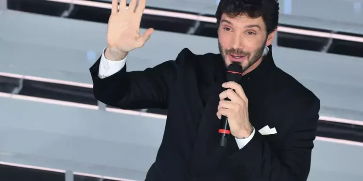 De Martino annuncia le date di Sanremo 2027, dal 16 al 20 febbraio