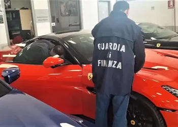 Maxi frode da 42 milioni di euro su auto di lusso, sequestri in tutta Italia
