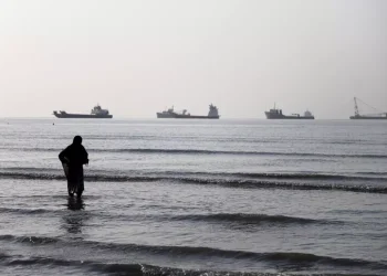 Iran chiude Hormuz, ‘raid di Israele in Libano violano accordo’