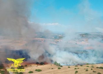 Vasto incendio a Guspini, in azione due elicotteri