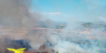 Vasto incendio a Guspini, in azione due elicotteri