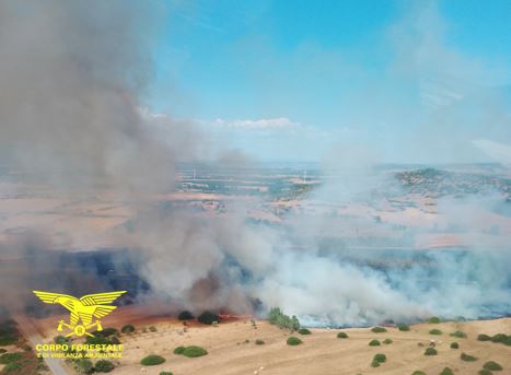 Vasto incendio a Guspini, in azione due elicotteri