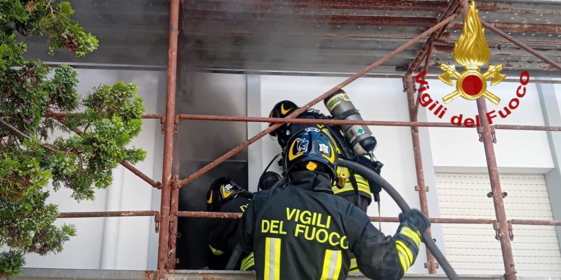 Abitazione in fiamme ad Alghero, intervento dei Vigili del Fuoco