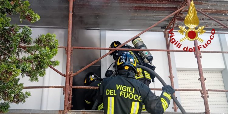Abitazione in fiamme ad Alghero, intervento dei Vigili del Fuoco