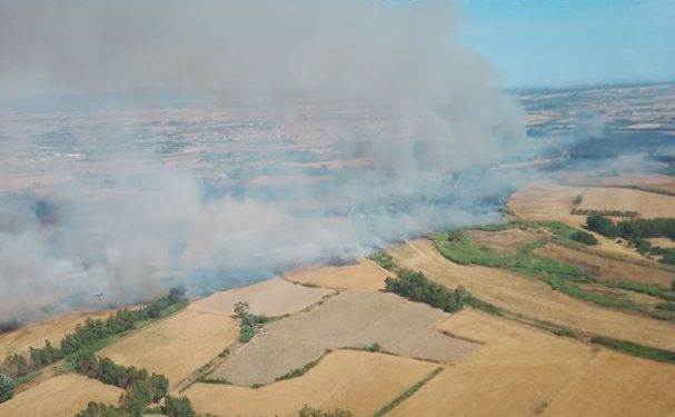 Vastissimo incendio a Serramanna, evacuate alcune persone: un disperso