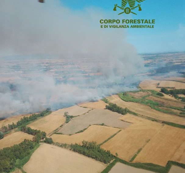 Vastissimo incendio a Serramanna, evacuate alcune persone: un disperso