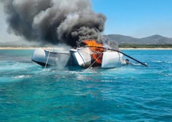In fiamme imbarcazione a Palau, salvato l’unico occupante