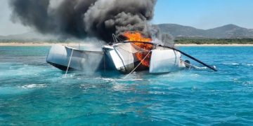 In fiamme imbarcazione a Palau, salvato l’unico occupante