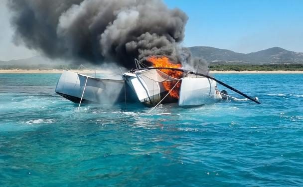 In fiamme imbarcazione a Palau, salvato l’unico occupante