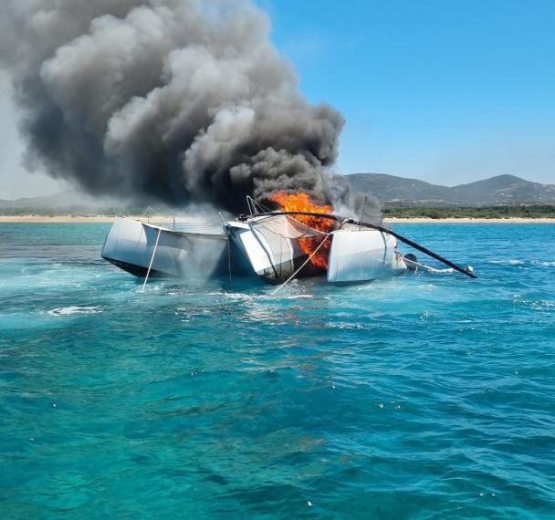 In fiamme imbarcazione a Palau, salvato l’unico occupante