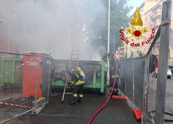 Sassari, in fiamme cassone contenente materiali inerti