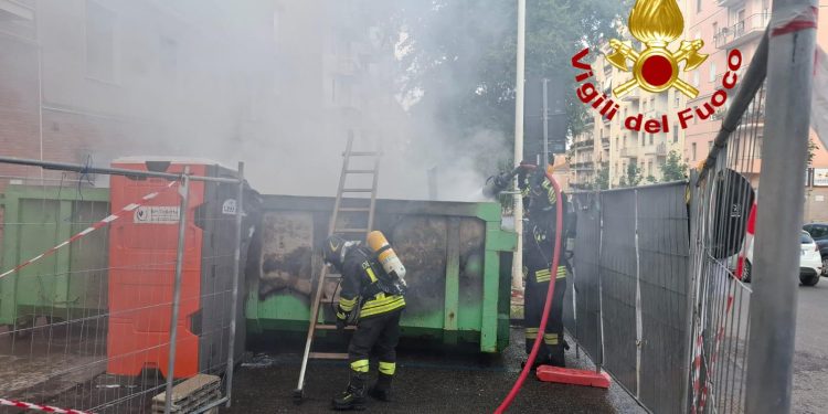 Sassari, in fiamme cassone contenente materiali inerti