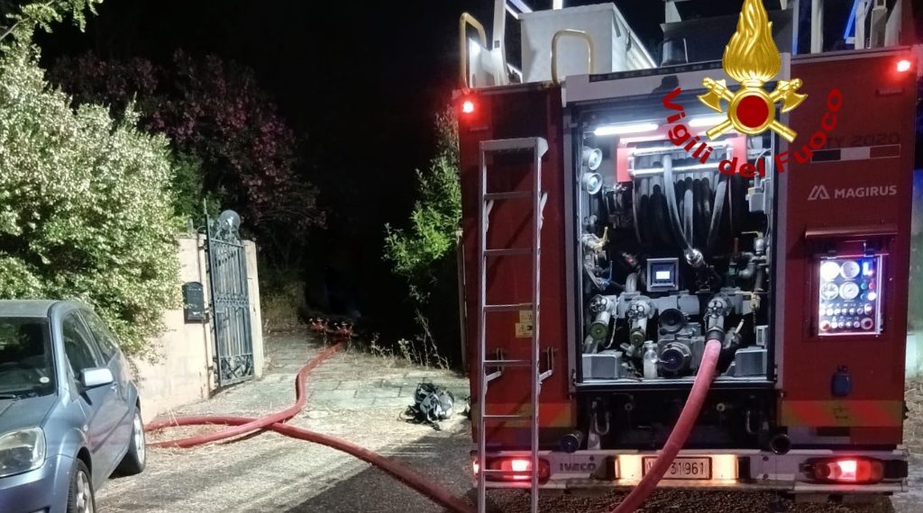 Paura a Poggio dei Pini, abitazione in fiamme: soccorso il proprietario