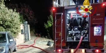Paura a Poggio dei Pini, abitazione in fiamme: soccorso il proprietario